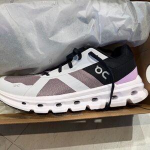ON Women's Cloudrunner NEW size 9